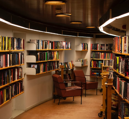 Suasana nyaman di Omah Library dengan koleksi buku yang lengkap dan fasilitas modern untuk mendukung aktivitas belajar dan kreatif